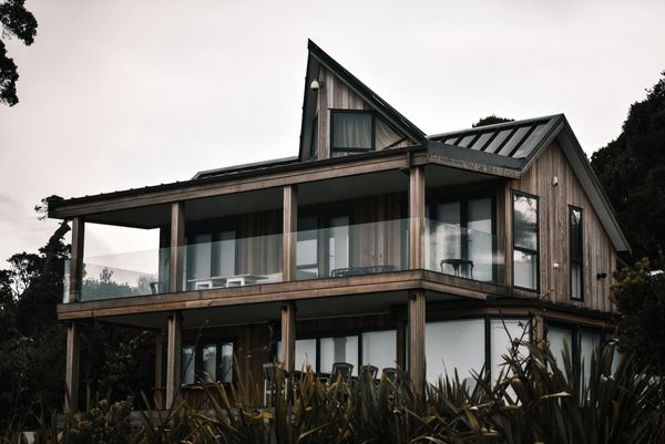 Diseño de casa de madera con terrazas de cristal, dos pisos con ático